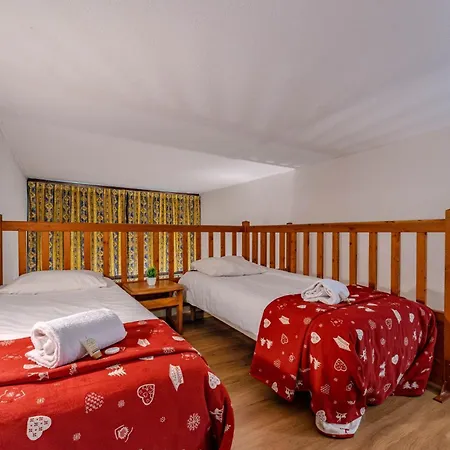 Cozy Duplex With Balcony, Parking & Mountain View *
